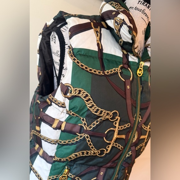 Michael Kors Bold Logo Print Puffer Vest Zip Front Equestrian Purse Straps Chain - Picture 3 of 9